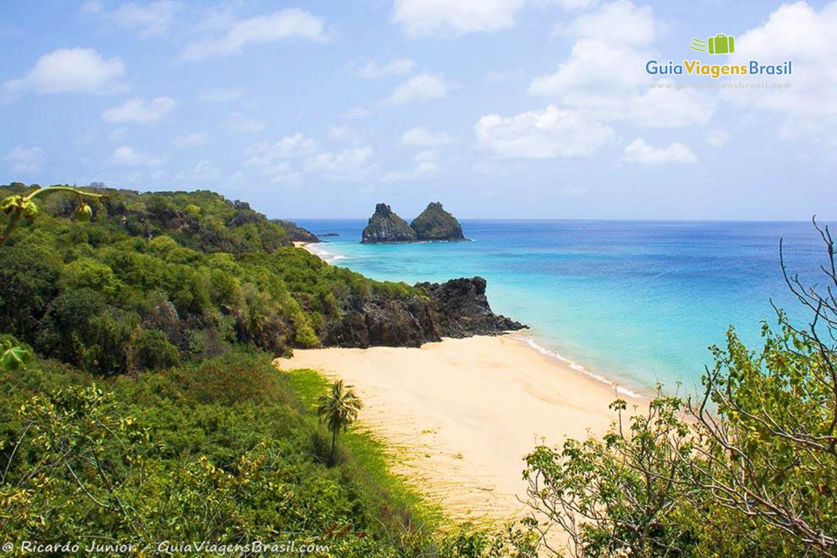 Imagem da Praia do Boldro, águas cristalinas, um verdadeiro paraíso, em Fernando de Noronha, Pernambuco, Brasil.